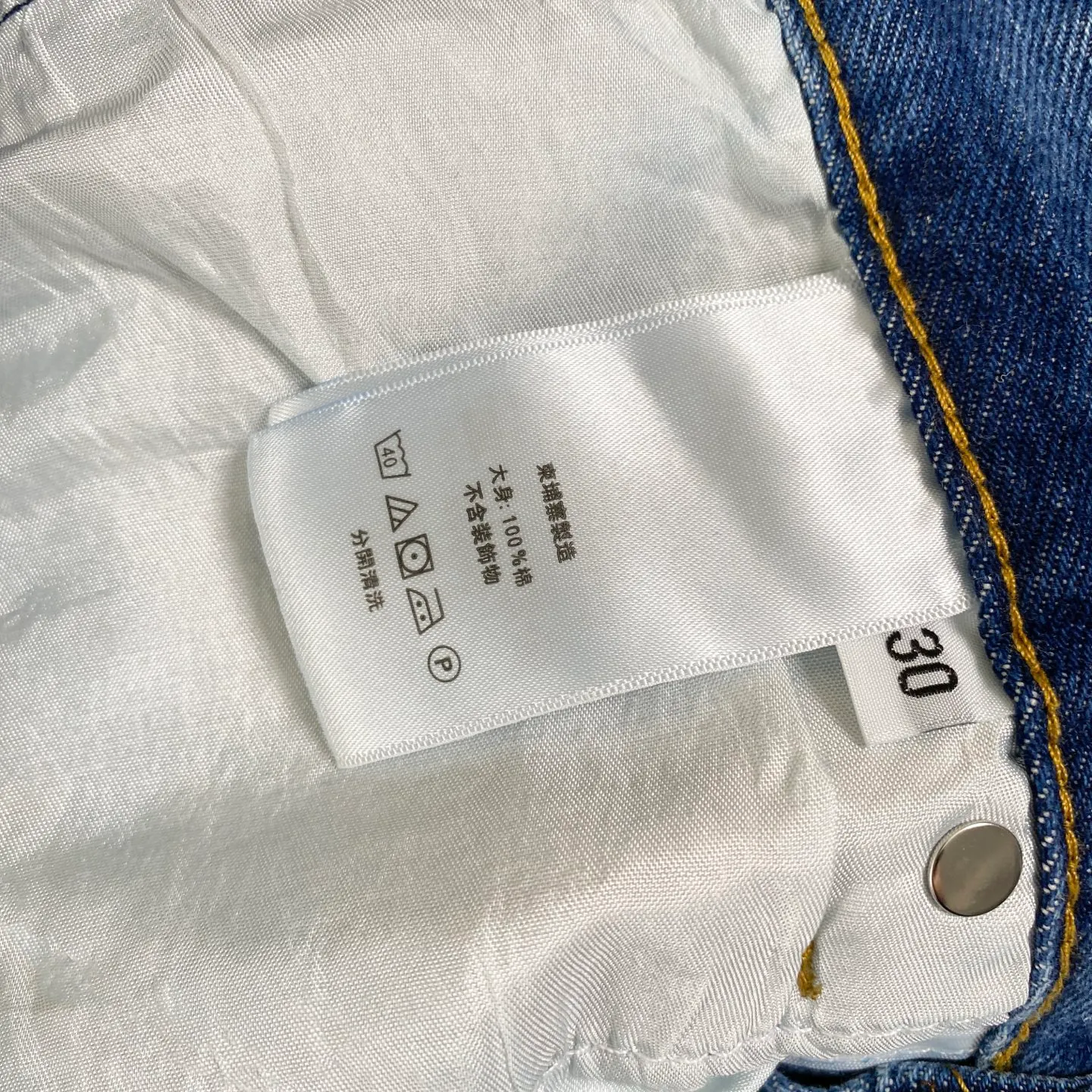 🅿️280 chrome hearts 2025 new city limited classic leather label jeans vi Top heavy industry fashionable design] Consistent high street luxury style creation. Speaking of this style, the Zangyin family and GU family are definitely among the leading representative brands. Especially the Zangyin family has really achieved a state-of-the-art effect in creating high street style. It is made of unique washed materials. The color system of this model is already quite eye-catching. After it is decorated with patchwork cross flowers, it cleverly highlights the charm of the brand. Secondly, this model uses classic The classic high-waist cutting design highlights the long legs and the fashionable temperament of the upper body. The brand is highly recognizable and the slim fit configuration is more suitable for daily wear. This product is a product that interprets personality, fashion, and specifications at a glance. This single product is enough to make any fan excited. It can be a white T-shirt for youthful preppy style, or a tight sling for royal lady style. It has strong matching ability and can be easily controlled by men.  [Material and craftsmanship] Needless to say, this point goes without saying. As an excellent craftsman brand, Zangyin has really perfect requirements for details and craftsmanship. The washed color of this model has gone through so many processes, not to mention the embellishment of the denim appliqués. It is also purely handmade and sewn. Just like what they believe in, only handmade things have soul and have the meaning of wear. A top-notch heavy-duty fashionable denim item, I look forward to your perfect interpretation! !  Size:28-34